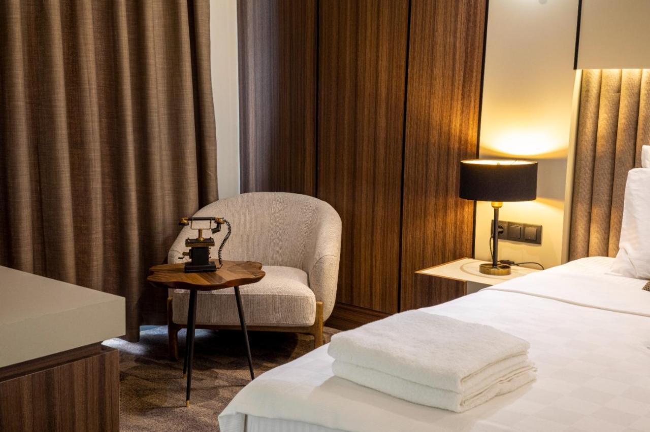 Monalisa Hotels คูซาดาซี ภายนอก รูปภาพ