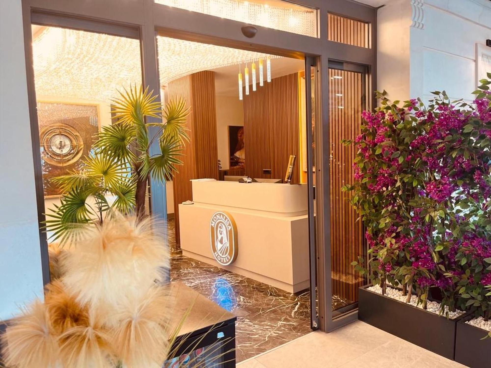Monalisa Hotels คูซาดาซี ภายนอก รูปภาพ